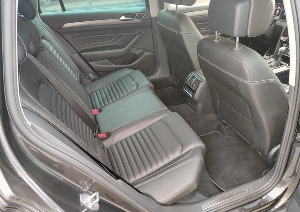 Volkswagen Passat cena 125900 przebieg: 119702, rok produkcji 2019 z Mońki małe 211